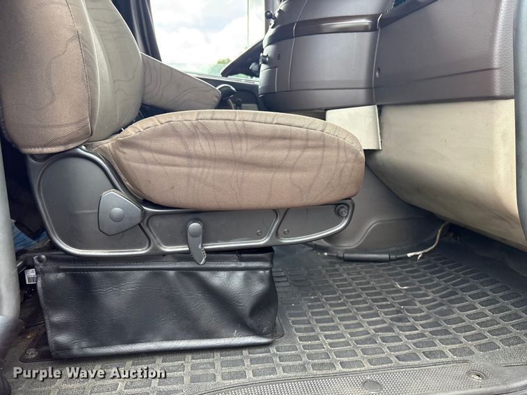 image for item EF1217 2015 Volvo VNL semi truck
