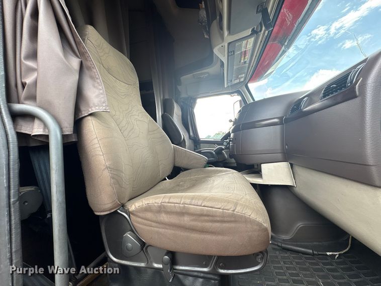image for item EF1217 2015 Volvo VNL semi truck