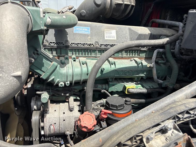 image for item EF1217 2015 Volvo VNL semi truck