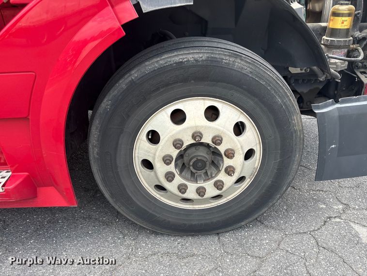 image for item EF1217 2015 Volvo VNL semi truck