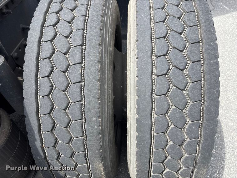 image for item EF1217 2015 Volvo VNL semi truck