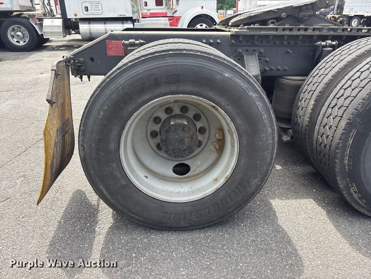 image for item EF1217 2015 Volvo VNL semi truck