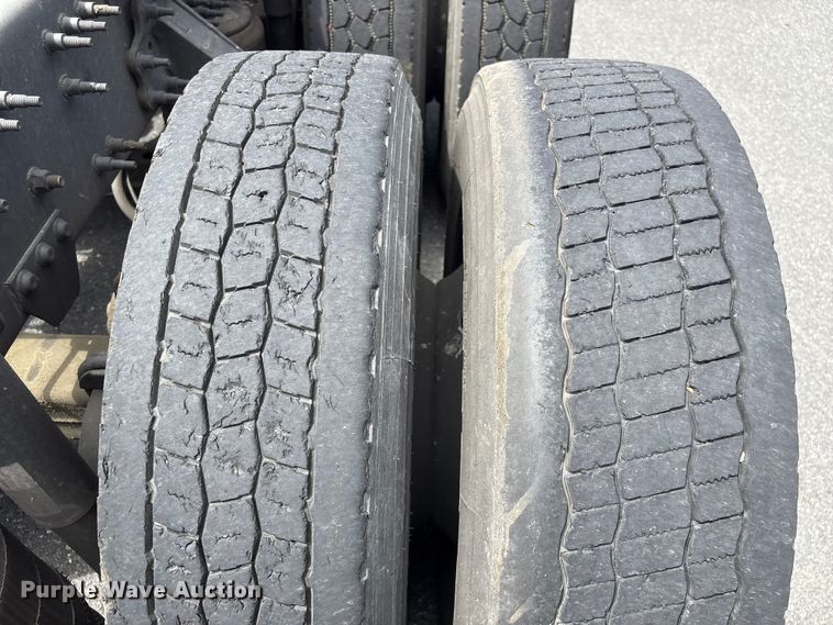 image for item EF1217 2015 Volvo VNL semi truck