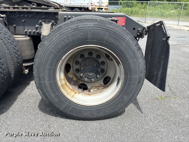 image for item EF1217 2015 Volvo VNL semi truck