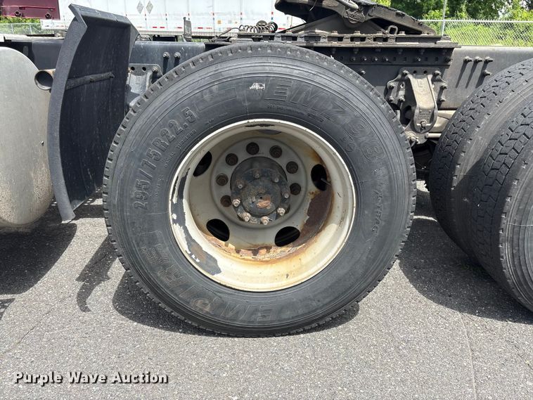 image for item EF1217 2015 Volvo VNL semi truck