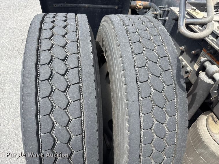 image for item EF1217 2015 Volvo VNL semi truck