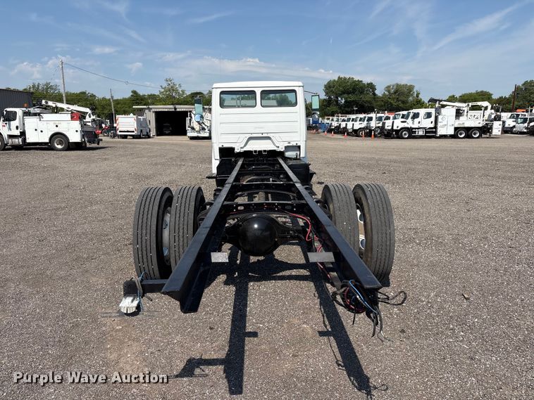 image for item EG9088 2000 Freightliner FL60 truck cab and chassis