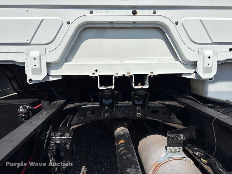 image for item EG9088 2000 Freightliner FL60 truck cab and chassis