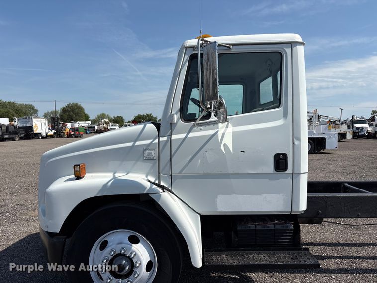 image for item EG9088 2000 Freightliner FL60 truck cab and chassis