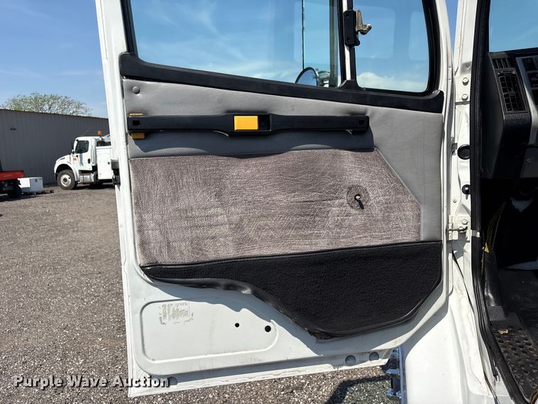 image for item EG9088 2000 Freightliner FL60 truck cab and chassis