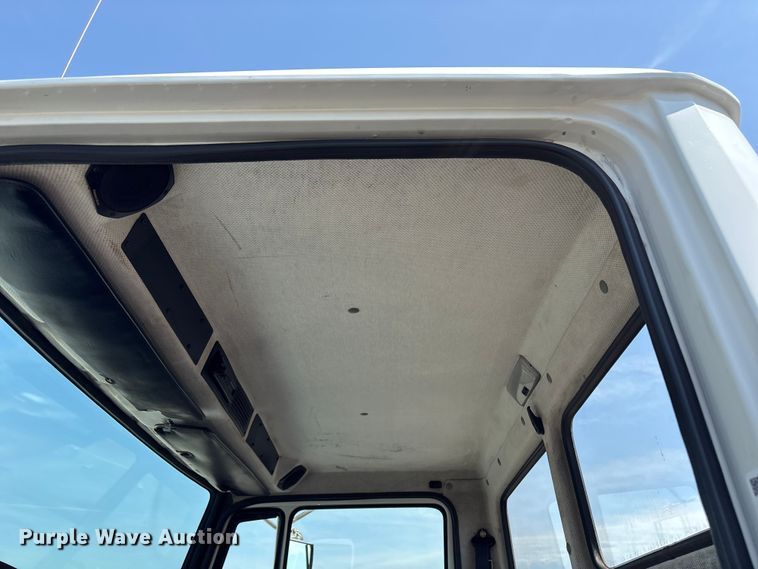 image for item EG9088 2000 Freightliner FL60 truck cab and chassis