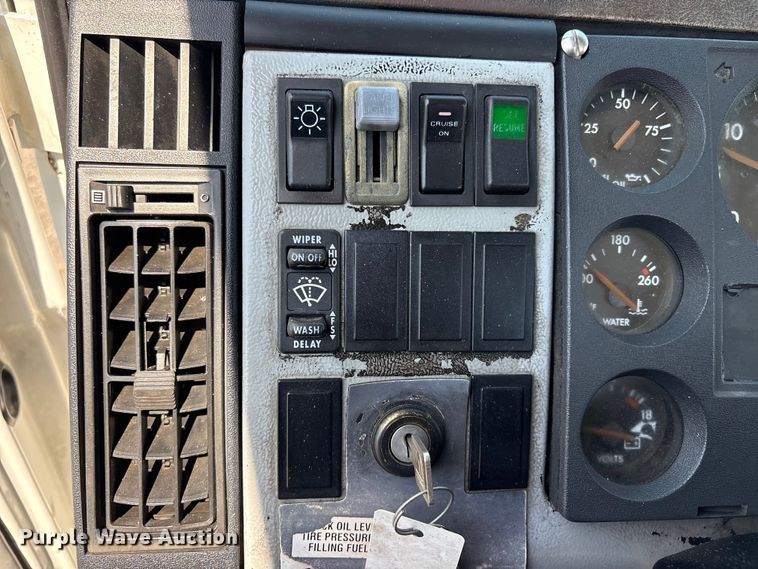 image for item EG9088 2000 Freightliner FL60 truck cab and chassis