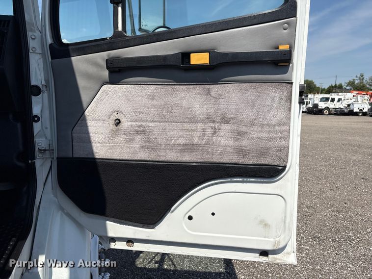image for item EG9088 2000 Freightliner FL60 truck cab and chassis