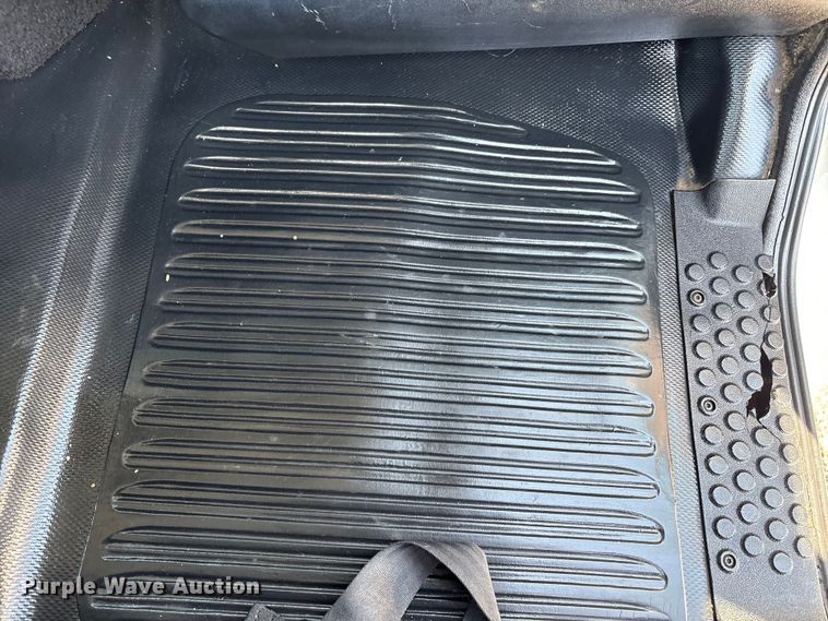 image for item EG9088 2000 Freightliner FL60 truck cab and chassis