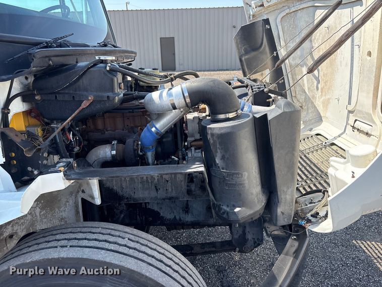 image for item EG9088 2000 Freightliner FL60 truck cab and chassis