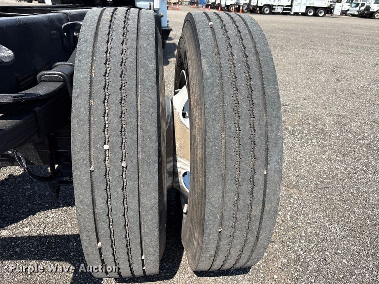 image for item EG9088 2000 Freightliner FL60 truck cab and chassis