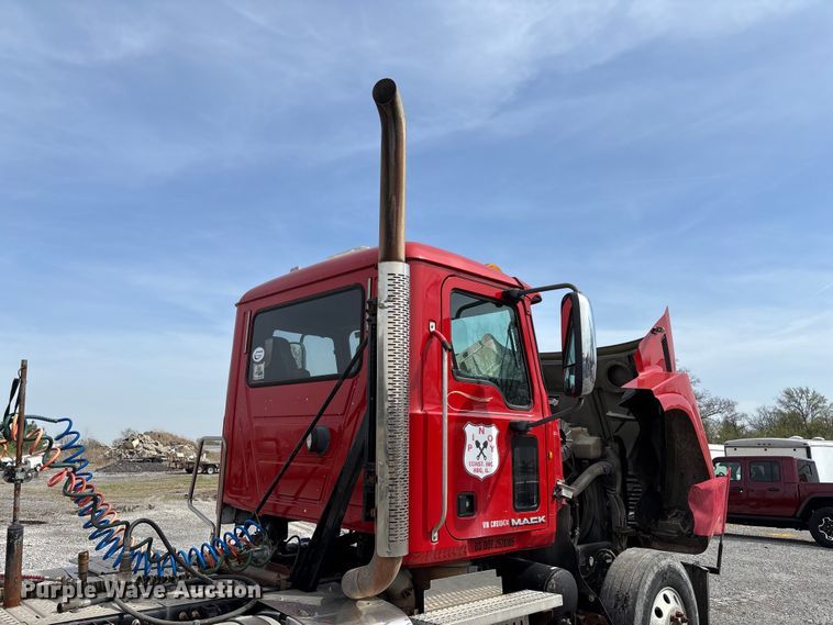 image for item EM0081 2012 Mack CHU semi truck