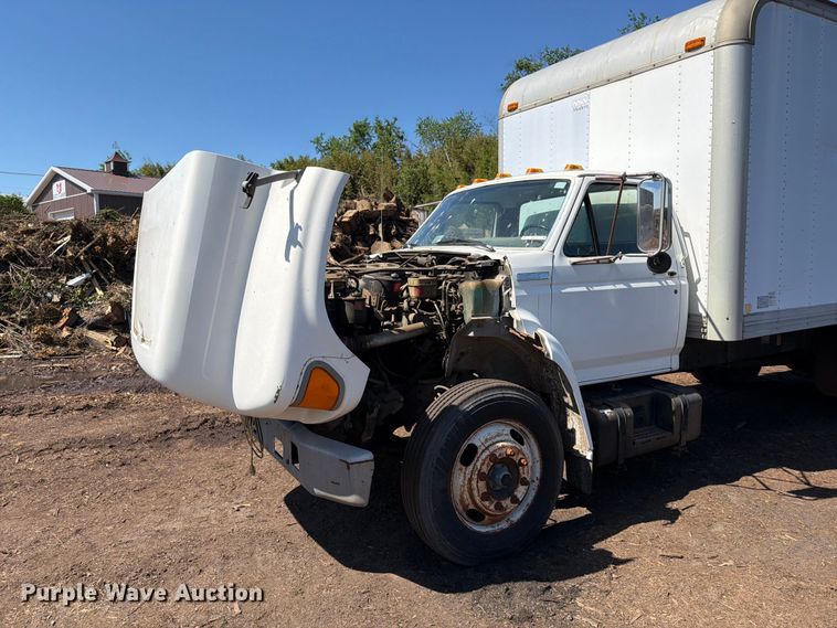 image for item EM0116 1995 Ford F800 box truck