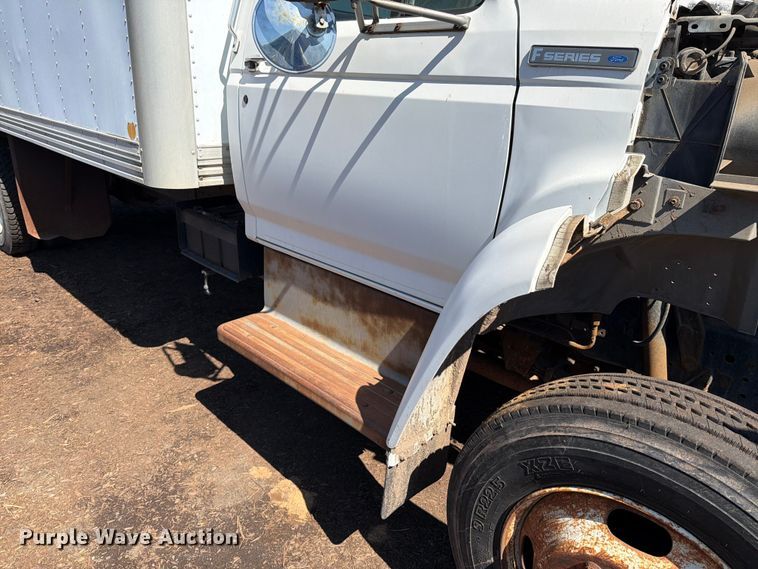 image for item EM0116 1995 Ford F800 box truck
