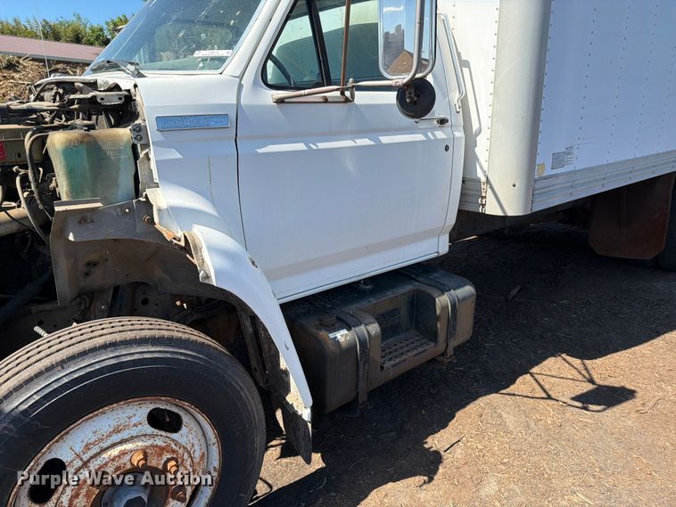 image for item EM0116 1995 Ford F800 box truck