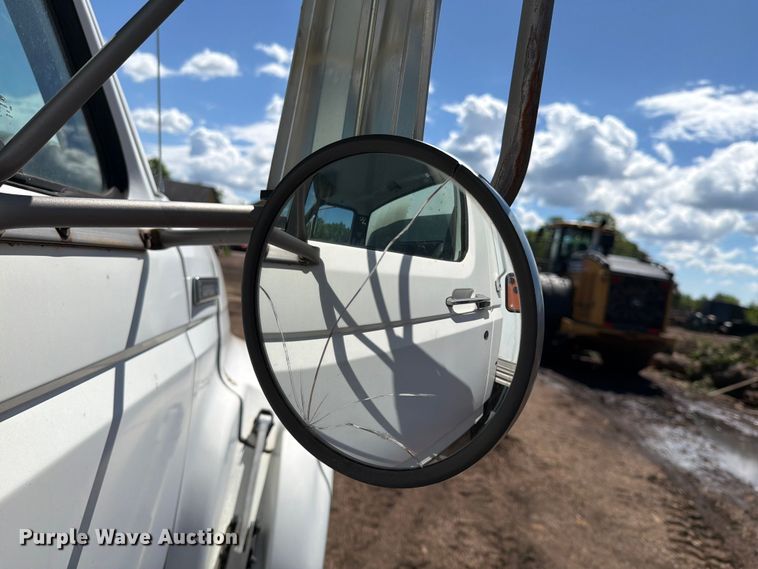 image for item EM0116 1995 Ford F800 box truck