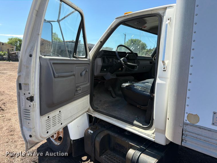 image for item EM0116 1995 Ford F800 box truck