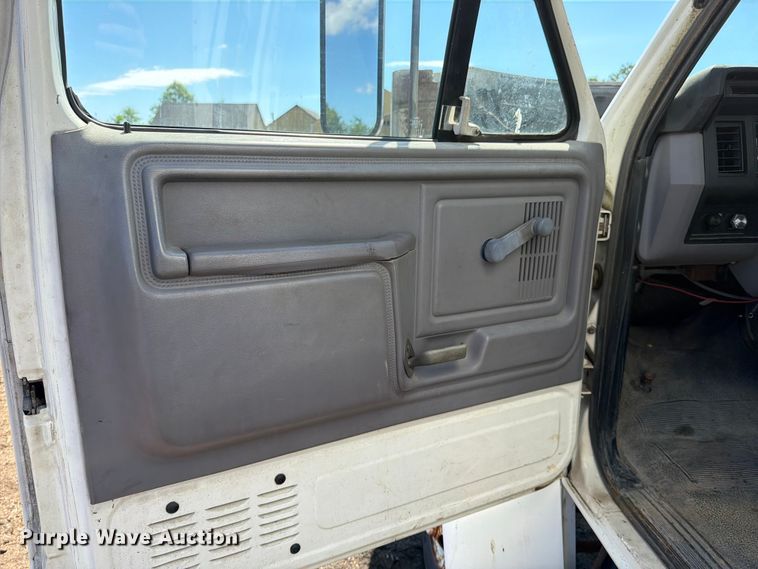 image for item EM0116 1995 Ford F800 box truck