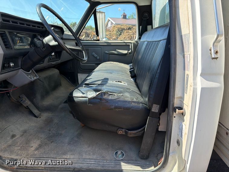 image for item EM0116 1995 Ford F800 box truck