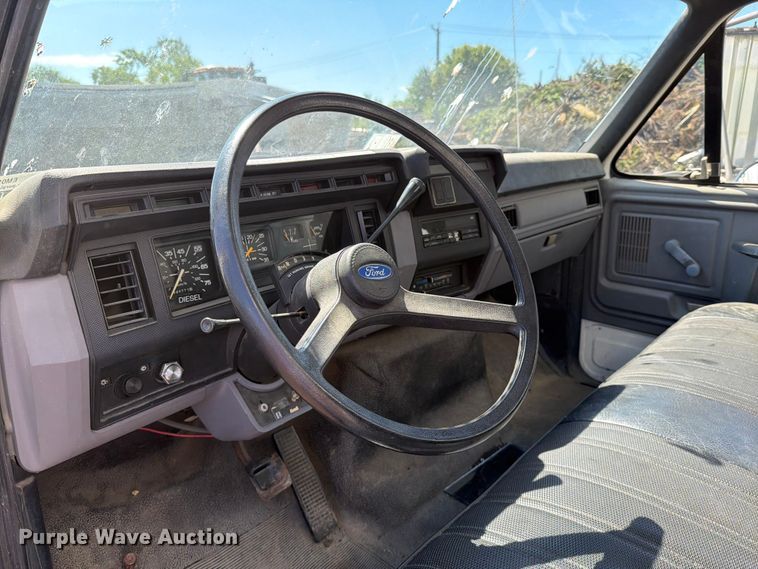 image for item EM0116 1995 Ford F800 box truck