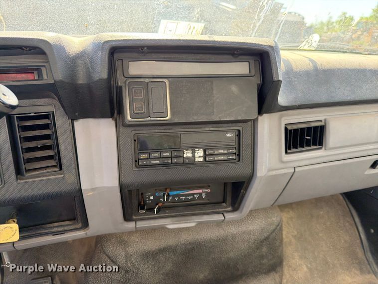 image for item EM0116 1995 Ford F800 box truck