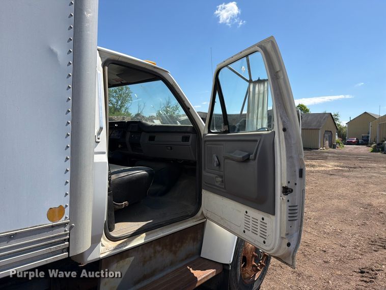 image for item EM0116 1995 Ford F800 box truck