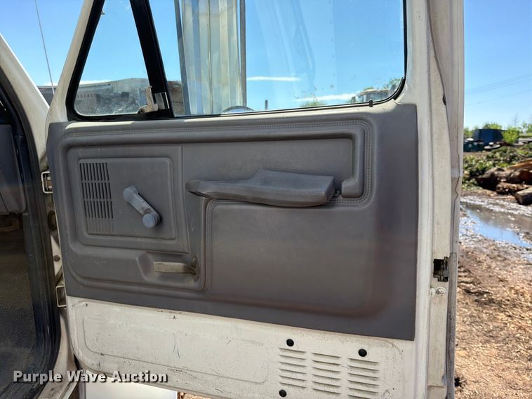image for item EM0116 1995 Ford F800 box truck