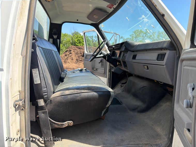 image for item EM0116 1995 Ford F800 box truck