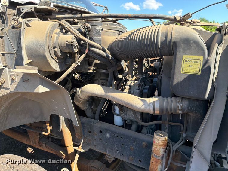 image for item EM0116 1995 Ford F800 box truck