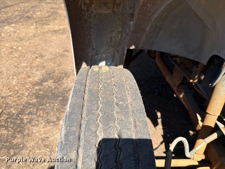 image for item EM0116 1995 Ford F800 box truck