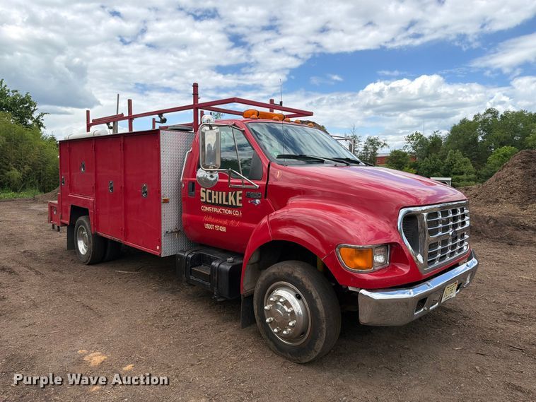 image for item EM0122 2003 Ford F650 utility / service truck