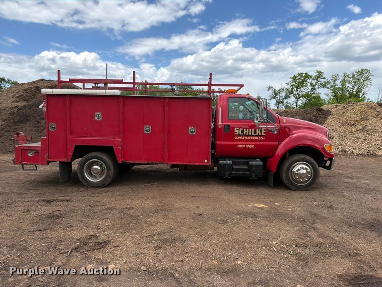 image for item EM0122 2003 Ford F650 utility / service truck