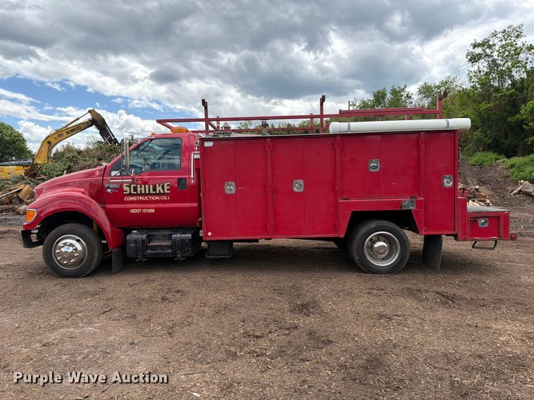 image for item EM0122 2003 Ford F650 utility / service truck