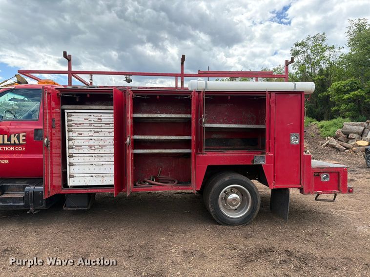 image for item EM0122 2003 Ford F650 utility / service truck