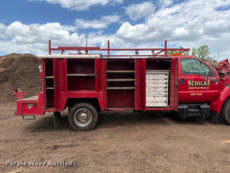 image for item EM0122 2003 Ford F650 utility / service truck