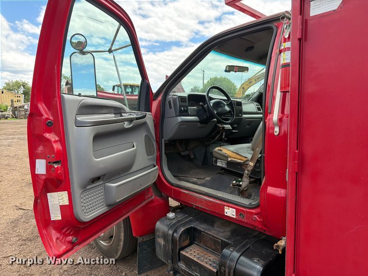 image for item EM0122 2003 Ford F650 utility / service truck