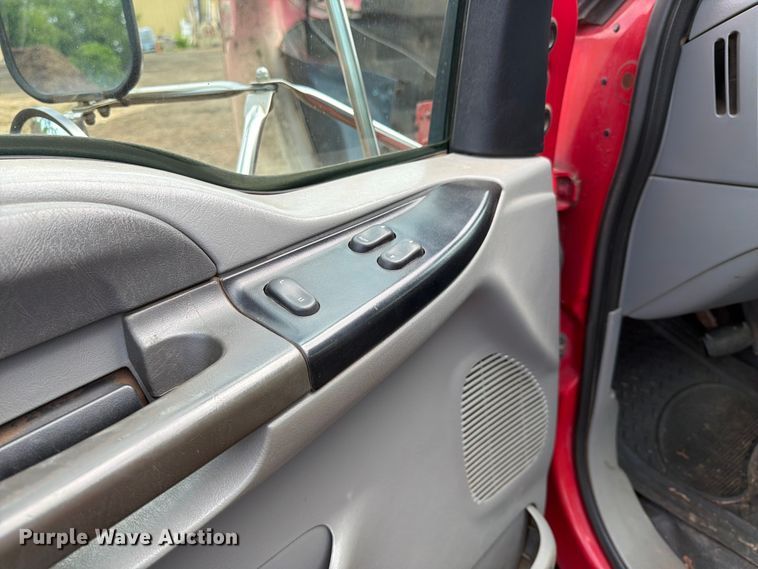image for item EM0122 2003 Ford F650 utility / service truck