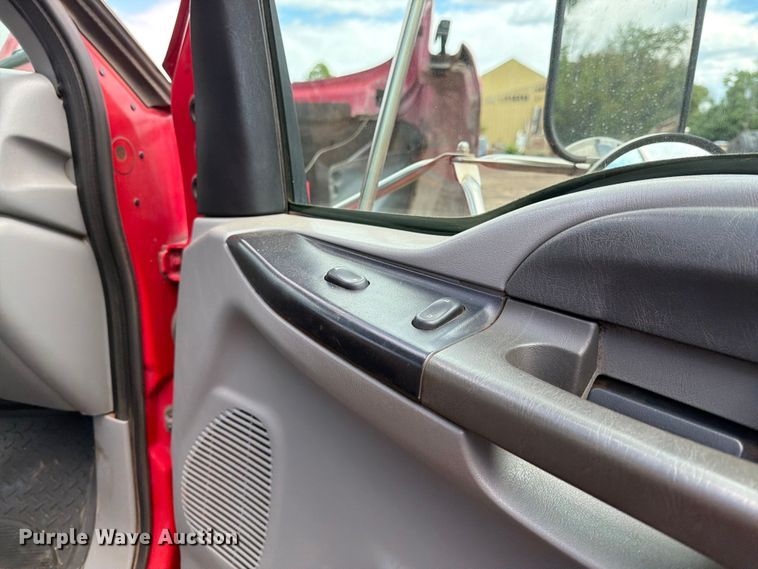 image for item EM0122 2003 Ford F650 utility / service truck