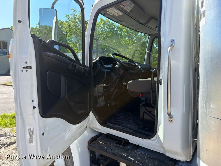image for item EM0126 2020 Hino 268A box truck