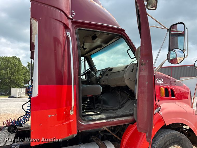 image for item EO4289 2006 Sterling A-Line semi truck