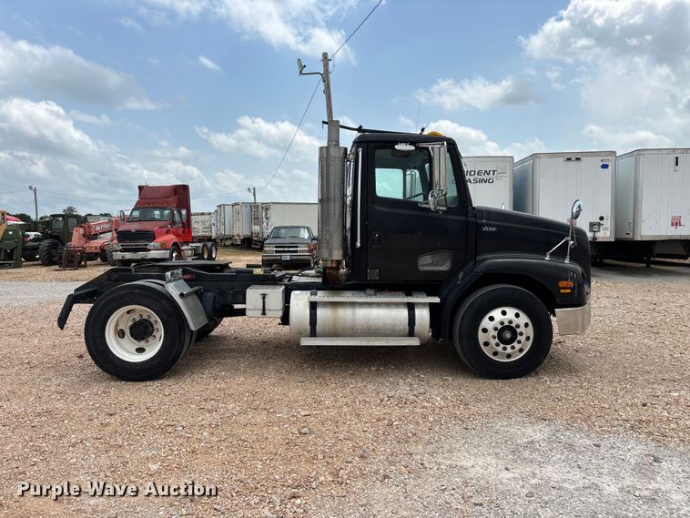image for item EO4295 2001 Freightliner FL112 semi truck