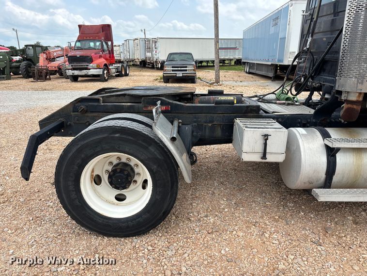 image for item EO4295 2001 Freightliner FL112 semi truck