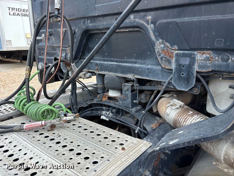 image for item EO4295 2001 Freightliner FL112 semi truck