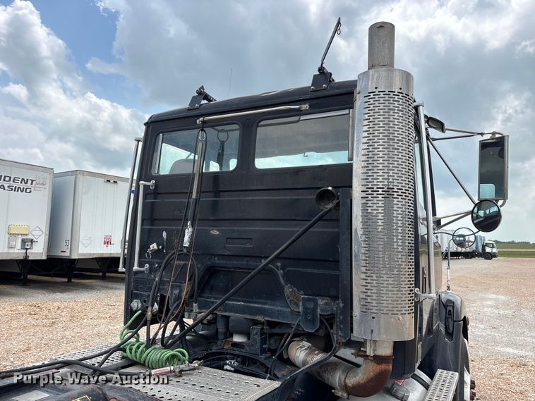 image for item EO4295 2001 Freightliner FL112 semi truck