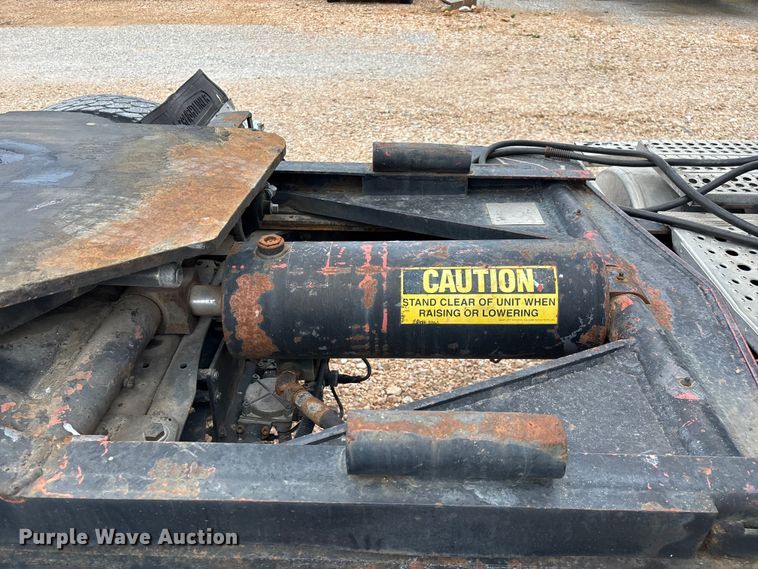 image for item EO4295 2001 Freightliner FL112 semi truck